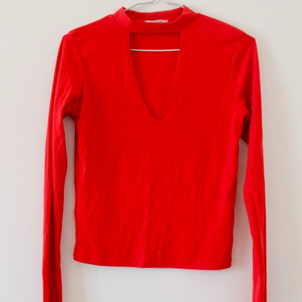 Long-sleeve shirt with cut-out